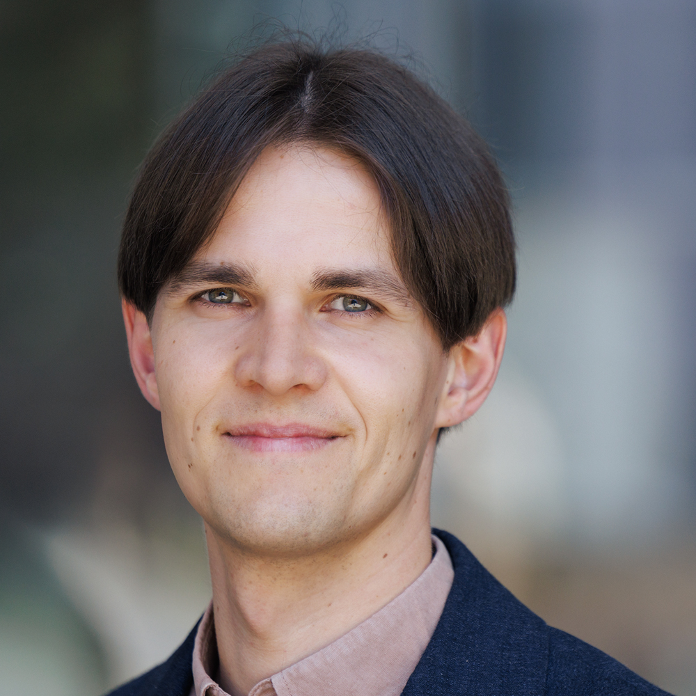 Portrait of Lennart de Vries.
Photo was taken by Henri Roettger at University of Hamburg.
