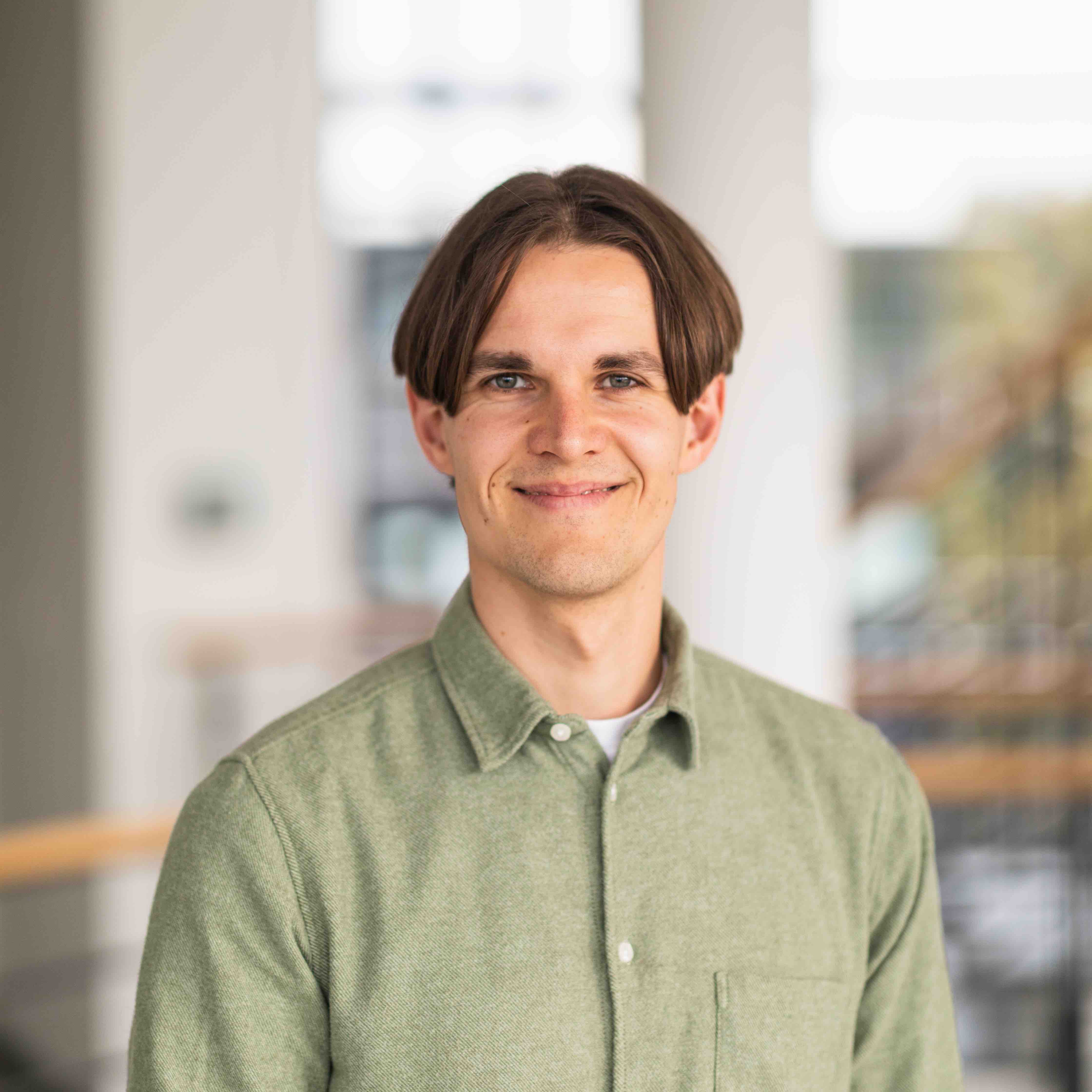 Portrait of Lennart de Vries.
Photo was taken by Henri Roettger at University of Hamburg.
